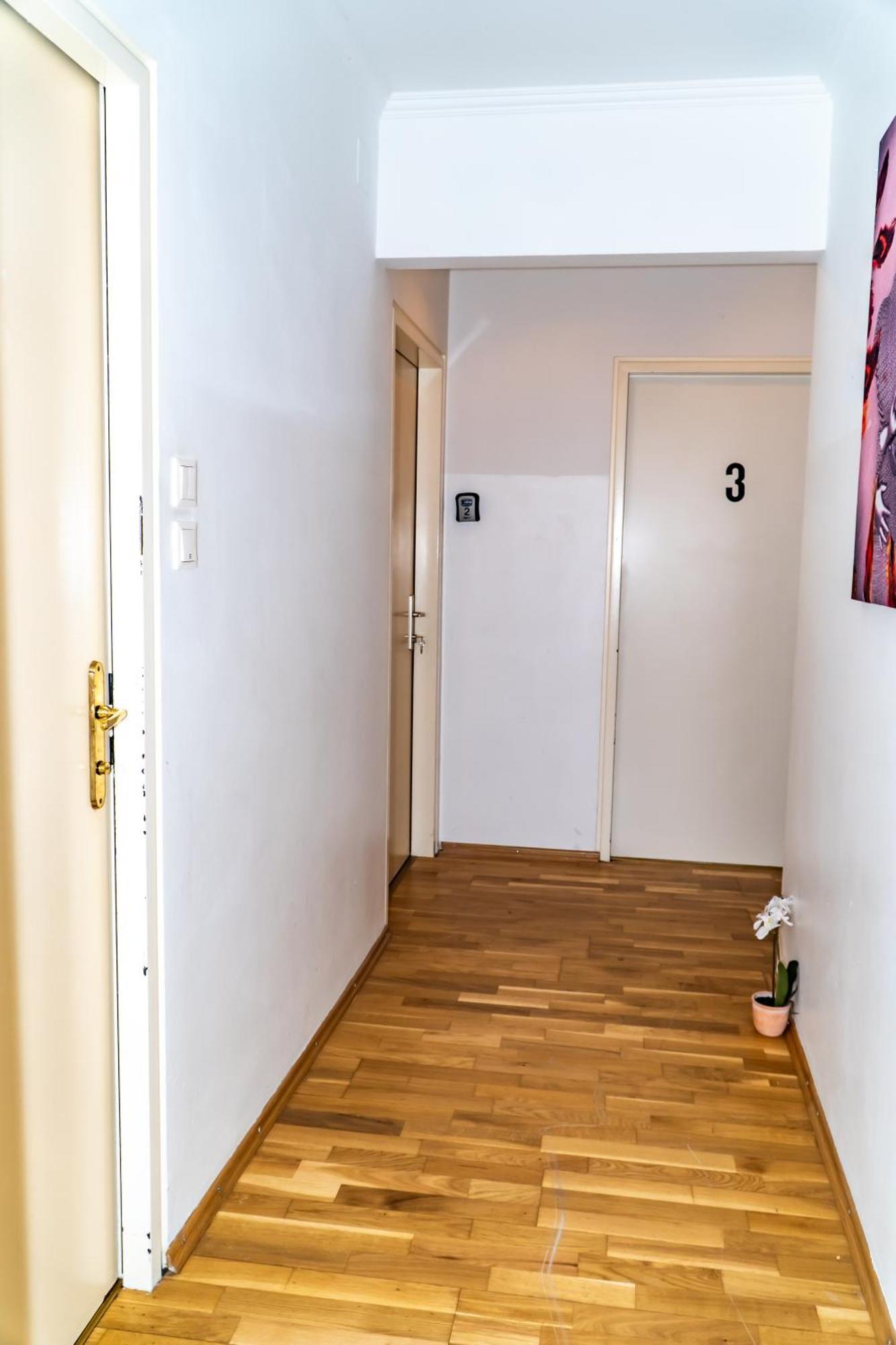 Spacious 5 Minutes To Wiener Stadthalle Apartament